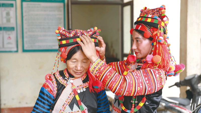 នារីជនជាតិ ហាញី តំបន់ជាយដែនឆ្ងាយដាច់ស្រយាល ឡាយចូវ រៀបចំសម្លៀកបំពាក់ទទួលនិទាឃរដូវថ្មីមួយ។