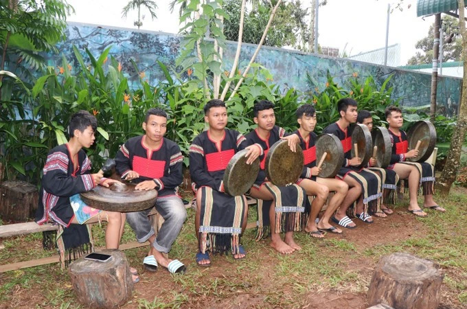 ភ្ញៀវ​ទេសចរ​​ក្រេបរសជាតិកាហ្វេ​​ក្នុង​លម្ហផ្ទះឈើទល់រត​នៅ​ផ្ទះ ​ម៉្ងាតាំងប៊ី និគម អាកូថុង សង្កាត់ បួនម៉ាធួត ខេត្ត ដាក់ឡាក់។