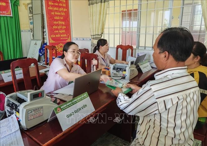 ធនាគារគោលនយោបាយសង្គម បាកលៀវ ខេត្ត កាម៉ៅ ទូទាត់ប្រភពទុនអនុគ្រោះ បានជួយមាមីងបងប្អូនជនជាតិ ខ្មែរ អភិវឌ្ឍសេដ្ឋកិច្ច រួចផុតពីភាពក្រីក្រ។ រូបថត៖ ទីភ្នាក់ងារព័ត៌មាន វៀតណាម tin-dung-1.jpg