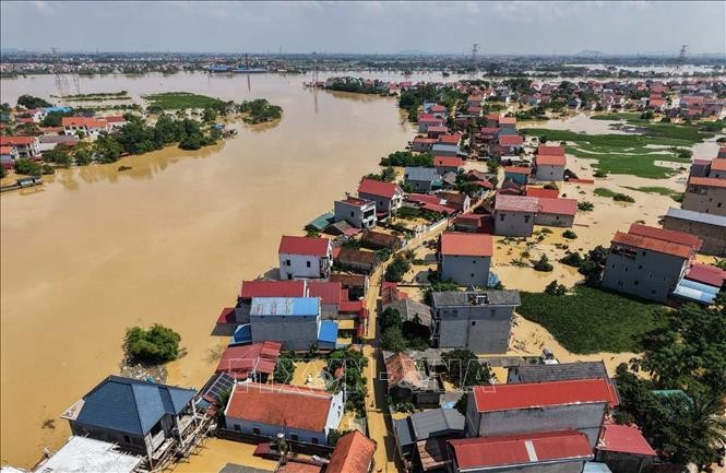 ប្រជាជនជាច្រើនក្រុមគ្រួសារនៅភូមិ ង៉ូដៅ ឃុំ ដាភុក (ហាណូយ) ត្រូវទឹកជន់លិចខ្លាំងដល់ទៅ ២ ម៉ែត្រ។ រូបថត៖ ហ្វាងហៀវ ung-cuu-1.jpg