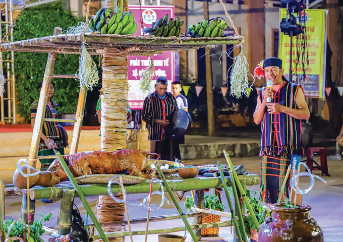 ព្រឹទ្ធាចារ្យភូមិធ្វើពិធីកិច្ចបូជាព្រះអាទិទេពនៅកន្លែងដើម នេវ mn-2.jpg
