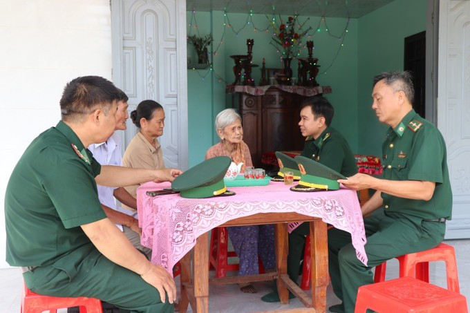 កម្មាភិបាល យុទ្ធជនប៉ុស្តិ៍ការពារព្រំដែន អៀ រវ៉េ អញ្ជើញមកសួរសុខទុក្ខគ្រួសារយុទ្ធជនពលីនៅភូមិសាស្រ្តឈរជើង។ រូបថត៖ តឿងគ្វឹន dak-lak-2.jpg