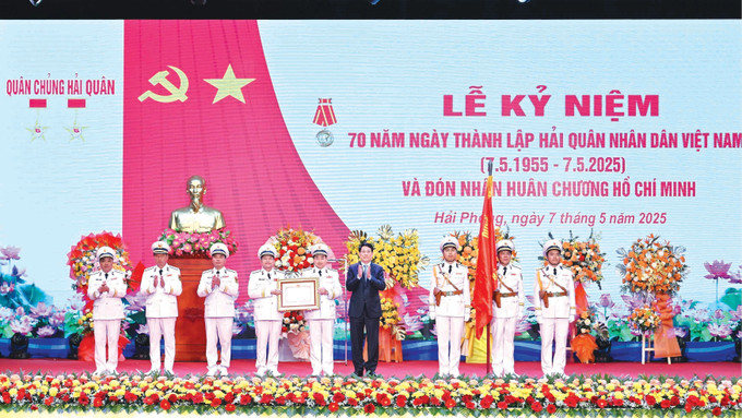 លោកប្រធានរដ្ឋ លឿង កឿង ប្រគល់គ្រឿងឥស្សរិយយស ហូ ជីមិញ ជូនប្រភេទទ័ពកងទ័ពជើងទឹក hq-2.jpg