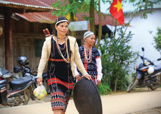 នារីៗ កឺទូ នាំយកភោគផលមករួមចំណែកអោយបុណ្យភូមិ បង្ហាញពីស្មារតីផ្សារភ្ជាប់សហគមន៍ co-tu-4.jpg