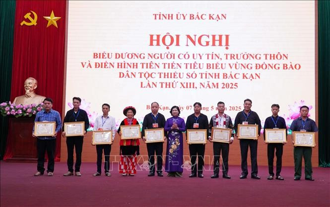 ការប្រគល់ជូនប័ណ្ណសរសើរអ្នកមានកិត្យានុភាព មេភូមិ និងគំរូឆ្នើមតំបន់បងប្អូនជនជាតិភាគតិច 2.jpg