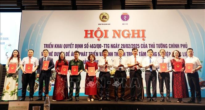 តំណាងសាជីវកម្ម សហគ្រាសចុះហត្ថលេខាព្រមព្រៀងវិនិយោគអភិវឌ្ឍផ្នែកឧស្សាហកម្មរុក្ខោសថនៅខេត្ត ក្វាងណាម sam-nl-3.jpg