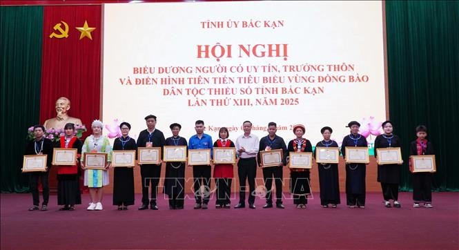 ការប្រគល់ជូនប័ណ្ណសរសើរអ្នកមានកិត្យានុភាព មេភូមិ និងគំរូឆ្នើមតំបន់បងប្អូនជនជាតិភាគតិច 1.jpg