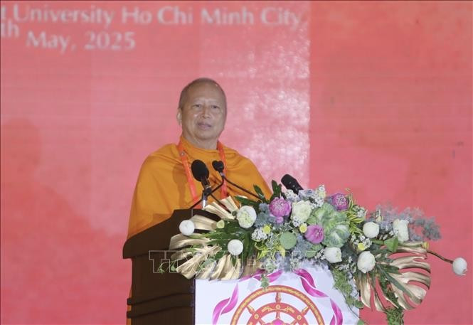 ព្រះតេជគុណសាស្រ្តាចារ្យ បណ្ឌិត Phra Brahmapundit ប្រធានគណៈកម្មាធិការអង្គការអន្តរជាតិនៃមហាពិធីបុណ្យវិសាខបូជាអង្គការសហប្រជាជាតិនិមន្តថ្លែងសង្ឃដីកាក្នុងបិទពិធីបុណ្យ 6.jpg