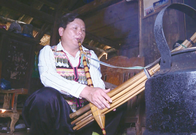 សិប្បករប្រជាប្រិយ ហ៊ើ អាថៅ នៅឃុំ ហាញ់ភុក ខេត្ត ឡាវកាយ បើកថ្នាក់បង្រៀនគែន ម៉ុង ឱ្យយុវជនរាប់សិបនាក់ក្នុងតំបន់ khen-mong-1.jpg