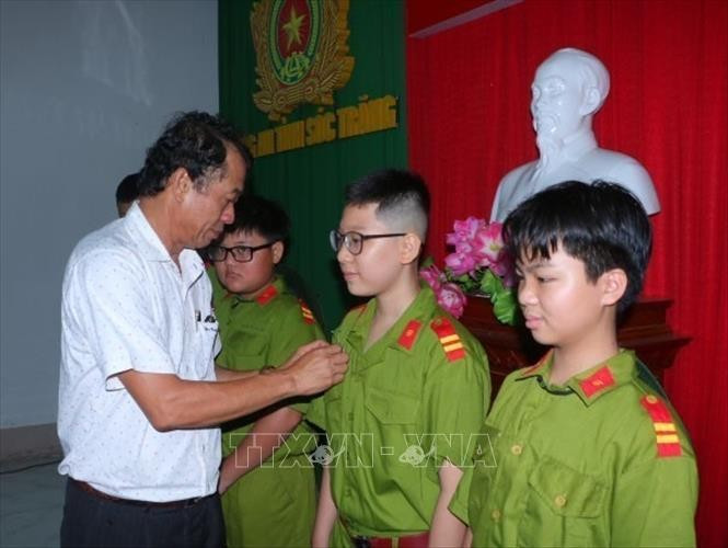 អនុប្រធានគណៈកម្មាធិការប្រជាជនខេត្ត សុកត្រាំង លោក ង្វៀន វ៉ាន់ខើយ បានបំពាក់ផ្កាអោយប្អូនៗ ដែលចូលរួមក្នុងកម្មវិធី nang-cao-ky-nang-song-1.jpg
