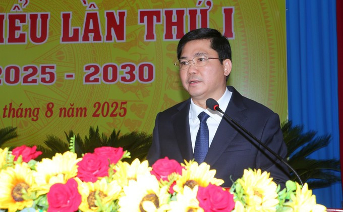 អនុលេខាគណៈកម្មាធិការបក្សទីក្រុង ប្រធានគណៈប្រតិភូរដ្ឋសភាទីក្រុង កឹនធើ ង្វៀន ទន់អាញ់ អញ្ជើញថ្លែងសុន្ទរកថាក្នុងមហាសន្និបាត uu-tien-phat-trien-cong-nghiep-1.jpg