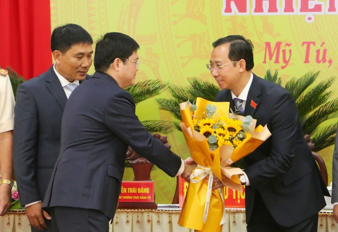 អនុលេខាគណៈកម្មាធិការបក្សទីក្រុង ប្រធានគណៈប្រតិភូរដ្ឋសភាទីក្រុង កឹនធើ ង្វៀន ទន់អាញ់ អញ្ជើញជូនកម្រងផ្កាអបអរសាទរគណៈកម្មាធិការប្រតិបត្តិបក្ខភាគឃុំ មីទូ អាណត្តិកាល ២០២៥ - ២០៣០ uu-tien-phat-trien-cong-nghiep-4.jpg