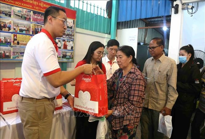 បុគ្គលិកក្រុមហ៊ុន Viettel Cambodia (Metfone) ចែកអំណោយជូនប្រជាជនដែលចូលរួមក្នុងកម្មវិធី 8.jpg