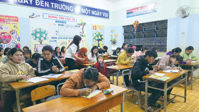 ថ្នាក់រៀនលុបបំបាត់អនក្ខរកម្មជួយលើកកម្ពស់ជីវភាពរបស់បងប្អូនជនជាតិភាគតិចខេត្ត យ៉ាឡាយ។ រូបថត៖ ហុងដៀប su-kien-va-van-de-5.jpg