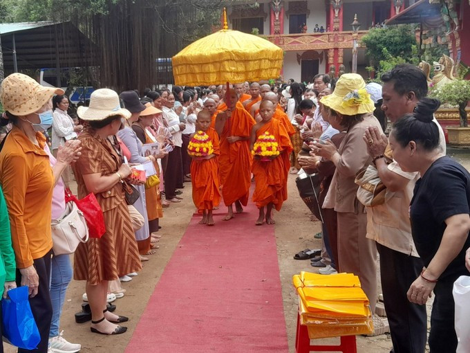 ធ្វើបុណ្យដាក់បាត្រព្រះសង្ឃ តាំងចិត្តសច្ចាឧទ្ទិសចំពោះញាតិសន្តានក្នុងវដ្តសង្សារសូមញាតិទាំងឡាយរួចចាកផុតទុក្ខ sen-don-ta-3.jpg