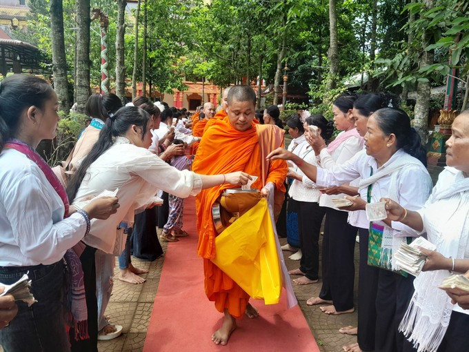 ពិធីដាក់បាត្រក្នុងថ្ងៃបុណ្យសែនដូនតានៅវត្តរាជមហាជេតវនារាម ភូមិធំ ឃុំ ឡុកហ៊ឹង ខេត្ត ដុងណាយ sen-don-ta-2.jpg