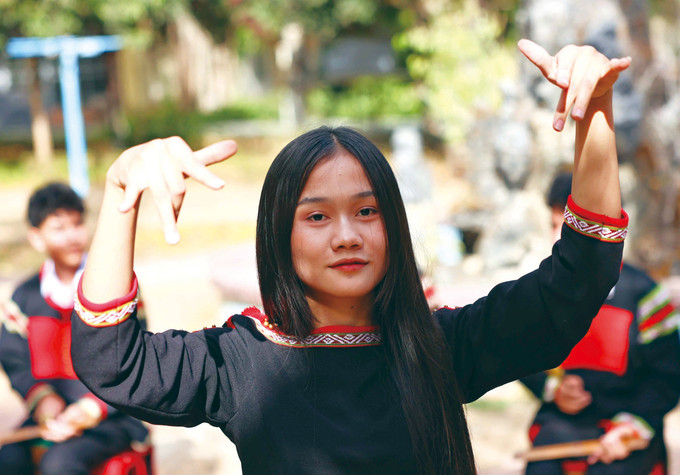 ពាំនាំវប្បធម៌គងឃ្មោះចូលក្នុងសាលារៀនគឺជាការបំពូនចំណេះដឹងបន្ថែមជាច្រើនឲ្យសិស្សអំពីលក្ខណៈប្រពៃណីដ៏ល្អប្រពៃ ជួយប្អូនៗ ចេះគោរព ថែរក្សា និងសាយភាយ giu-hon-vh-tay-nguyen-3.jpg