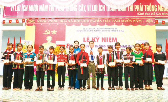អនុលេខាអចិន្ត្រៃយ៍គណៈកម្មាធិការបក្សខេត្ត ប្រធានក្រុមប្រឹក្សាប្រជាជនខេត្ត ដុងណាយ តូន ង៉ុកហាញ់ ប្រគល់ជូនអាហារូបករណ៍ដល់សិស្សសាលាមានស្ថានភាពលំបាកលំបិនខ្លាំងនៅសាលាចំណេះទូទៅអន្តេវាសិកជនជាតិអនុវិទ្យាល័យ - វិទ្យាល័យ ដៀវអុង ឃុំ ប៊ូដាំង ខេត្ត ដុងណាយ ngay-hoi-den-truong-4.jpg