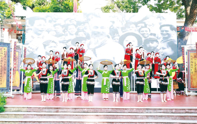 ទស្សនីយភាពសិល្បៈក្នុងពិធីបើកបវេសនកាលសាលាចំណេះទូទៅតំបន់ភ្នំ វៀតបាក់ ខេត្ត ថាយង្វៀន ngay-hoi-den-truong-6.jpg