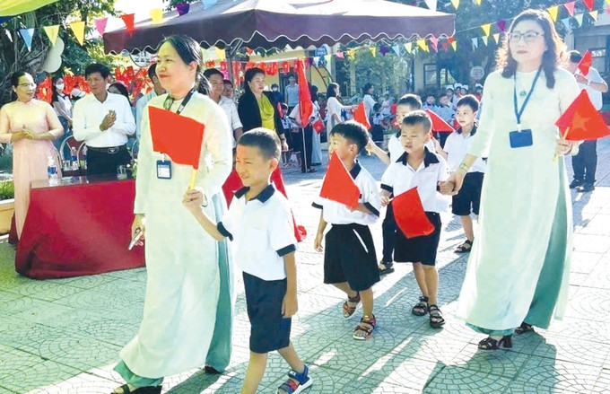 លោកគ្រូ អ្នកគ្រូសាលាបឋមសិក្សា ភូមី ១ (ទីក្រុង ហ្វេ) រីករាយត្រេកអរទទួលស្វាគមន៍ប្អូនៗ សិស្សសាលាក្នុងពិធីបើកបវេសនកាលឆ្នាំសិក្សាថ្មី ngay-hoi-den-truong-5.jpg
