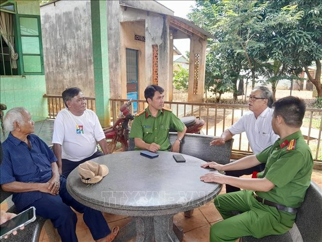 នគរបាលឃុំ ភូរៀង ជួបសំណេះសំណាលជាមួយបូជាចារ្យ ដៀវលើប នៅភូមិ ភូធ្វឹន (ឃុំ ភូរៀង) ដើម្បីផ្សព្វផ្សាយជូនបងប្អូនបរិស័ទអំពីការធានារក្សាសន្តិសុខសណ្តាប់ធ្នាប់ក្នុងមូលដ្ឋាន giu-binh-yen-2.jpg