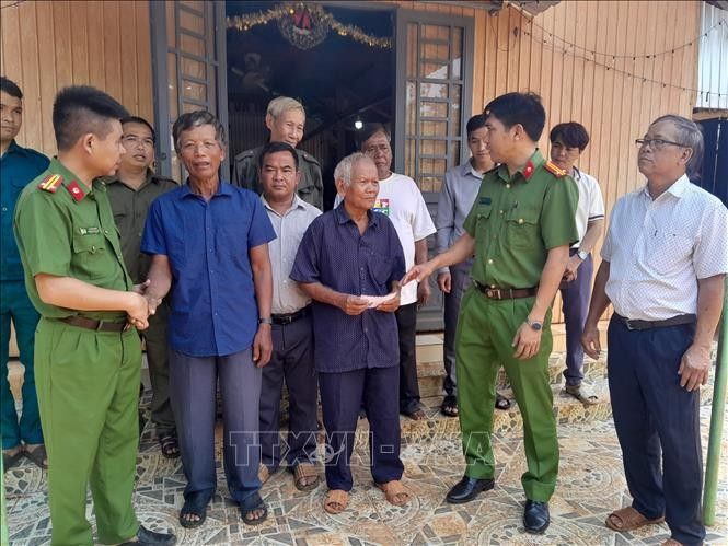 នគរបាលឃុំ ភូរៀង ផ្សព្វផ្សាយជូនប្រជាជនក្នុងសហគមន៍សាសនានៅភូមិ ភូប៊ិញ (ឃុំ ភូរៀង) អោយរស់នៅប្រកបដោយភាពល្អប្រសើរ បវរសាសនា giu-binh-yen-1.jpg