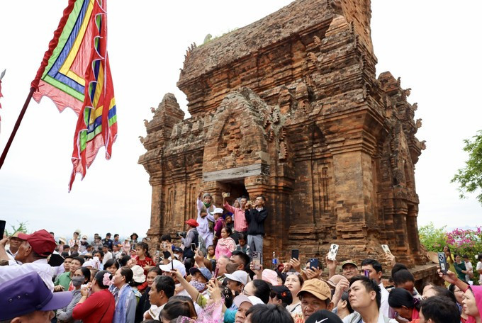 ក្តីសប្បាយរីករាយរបស់ប្រជាជនក្នុងពិធីបុណ្យធំបំផុតប្រចាំឆ្នាំ បង្ហាញពីការរស់រានដ៏ខ្លាំងក្លានៃវប្បធម៌ ចាម្ប៍។ រូបថត៖ ញឹតអាញ់/ទីភ្នាក់ងារព័ត៌មាន វៀតណាម cham-6.jpg