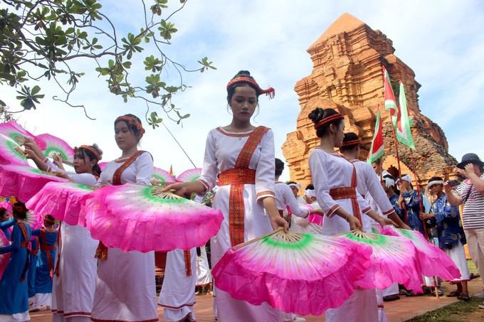 រាំអបអរពិធីបុណ្យ កាតេ នៅជើងប្រាសាទ ពោសាហ៍អ៊ីនឺ សង្កាត់ ភូធុយ ខេត្ត ឡឹមដុង។ រូបថត៖ ហុងហៀវ/ទីភ្នាក់ងារព័ត៌មាន វៀតណាម cham-1.jpg