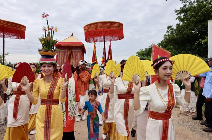 របាំផ្លិតរបស់យុវនារីជនជាតិ ចាម្ប៍ ប្រៀបដូចជាស្លាបមេអំបៅចម្រុះពណ៌ស្វាគមន៍ការដង្ហែព្រះពស្រ្តា ដែលជានិមិត្តរូបនៃជីវិត និងការរីករាយ។ រូបថត៖ ញឹតអាញ់/ទីភ្នាក់ងារព័ត៌មាន វៀតណាម cham-5.jpg