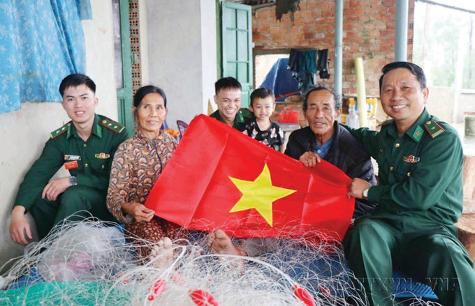 ប៉ុស្តិ៍ការពារព្រំដែនច្រកទ្វារព្រំដែនកំពង់ផែ យុងគ្វឹត (កងទ័ពការពារព្រំដែនខេត្ត ក្វាងង៉ាយ) ជូនទង់ជាតិដល់ប្រជាជនព្រំដែននៅភូមិ ត្វៀតយៀម ១ ឃុំ ប៊ិញធន់ ស្រុក ប៊ិញសឺន bo-doi-5.jpg