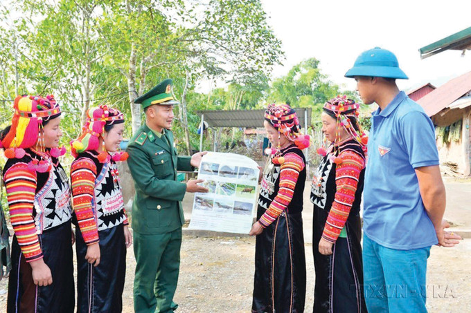 កម្មាភិបាលប៉ុស្តិ៍ការពារព្រំដែន អាប៉ាចាយ ខេត្ត ដៀនបៀន ផ្សព្វផ្សាយការងារការពារធនធាន មិនបរបាញ់សត្វព្រៃជាមួយមាមីងបងប្អូនជនជាតិ ហាញី bo-doi-10.jpg
