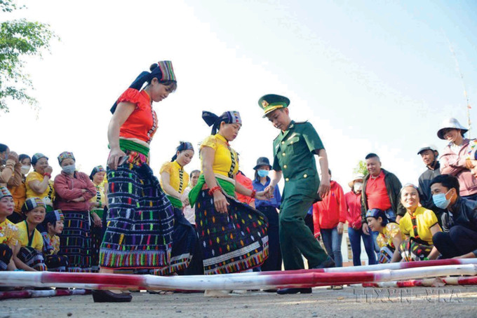 ការផ្លាស់ប្តូរលោតគោះអង្រែរវាងកងទ័ពការពារព្រំដែនខេត្ត ដាក់ឡាក់ ជាមួយនឹងបងប្អូនជនជាតិនៅក្នុងទិវាជួបជុំប្រជាជនទាំងមូលការពារព្រំដែនឆ្នាំ ២០២៣ នៅឃុំព្រំដែន អៀឡូប ស្រុក អ៊ាអាស៊ុប bo-doi-9.jpg