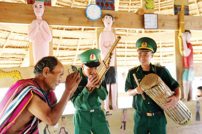 យុទ្ធជននៃប៉ុស្តិ៍ការពារព្រំដែន អាសាន (កងទ័ព ការពារព្រំដែនខេត្ត ក្វាងណាម) ចូលរួមស្វែងយល់ពីឧបករណ៍ភ្លេងរបស់ជនជាតិ កឺទូ នៅផ្ទះ ហ្កឿល bo-doi-3.jpg