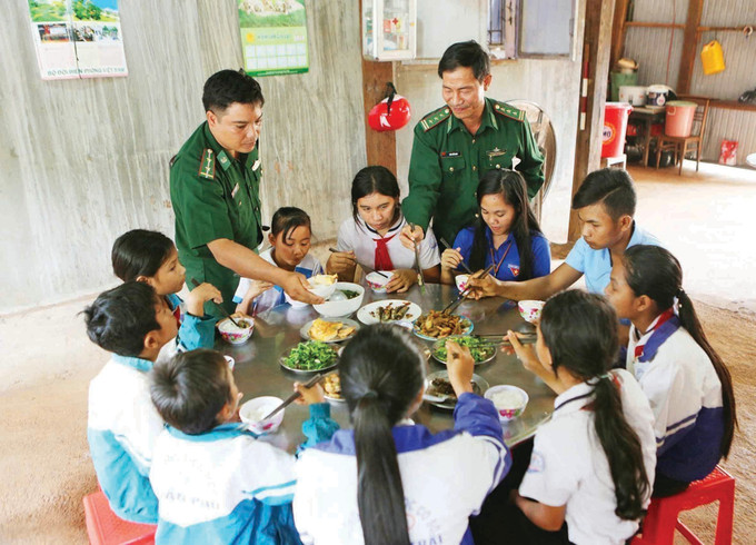 គំរូ "ផ្ទះបាយមេត្តាធម៌" ថែទាំសិស្សសាលាមានស្ថានភាពលំបាកលំបិនរបស់កម្មាភិបាល យុទ្ធជននៃប៉ុស្តិ៍ការពារព្រំដែនច្រកទ្វារព្រំដែន អន្តរជាតិ ឡេថាញ់ ខេត្ត យ៉ាឡាយ bo-doi-2.jpg