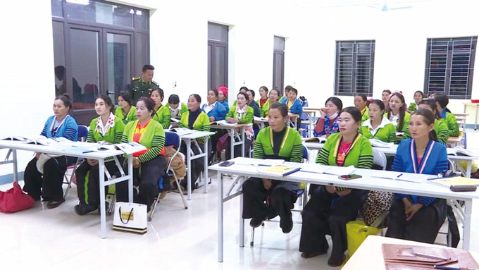 បងប្អូនជនជាតិ ម៉ុង នៅឃុំព្រំដែន មឿងឡាត ចូលថ្នាក់រៀនលុបបំបាត់អនក្ខរកម្មរៀបចំឡើងដោយកងទ័ពការពារព្រំដែន ថាញ់ហ្វា nhan-rong-mo-hinh-ban-sang-vung-bien-3.jpg