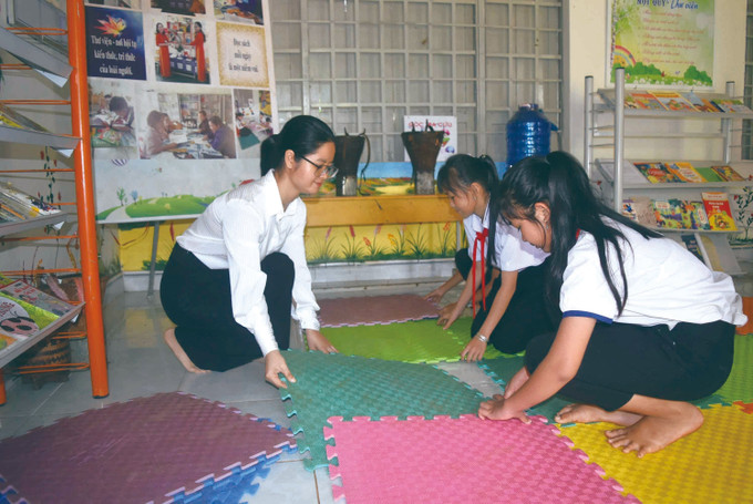 អ្នកគ្រូ ហ្ប៉ារ៉ាអាយឹន រៀបចំសកម្មភាពឆ្លងកាត់ការពិសោធជាប្រចាំ លត់ដំ បំណិនជីវិតឱ្យកូនសិស្ស co-giao-4.jpg