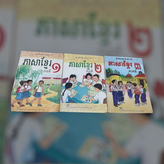 កម្រងសៀវភៅជាភាសា ខ្មែរ ដែលចងក្រងដោយលោកគ្រូ ឡឹមអែស ត្រូវបានក្រសួងអប់រំ និងបណ្តុះបណ្តាលវាយតម្លៃខ្ពស់យ៉ាងខ្លាំង photoroom-20251007-110821.jpg
