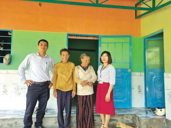 ផ្ទះមេត្តាធម៌របស់គ្រួសារ អាយ៉ុក នៅភូមិ កនហៀ ១ ឃុំ ដាក់រើអុង ស្រុក ទូមើរ៉ុង ខេត្ត កនទុម បានសាងសង់រួចរាល់ហើយដាក់អោយប្រើប្រាស់ ជួយពួកគាត់សោមនស្សរីករាយនិងស្ងប់ចិត្តលំនឹងជីវភាព chinh-sach-va-cs-4.jpg