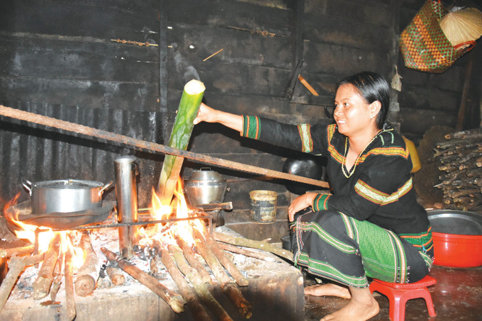 គ្រប់សព្វទាំងអស់ត្រូវដាក់ចូលក្នុងបំពង់ឫស្សីចម្អិនលើភ្នក់ភ្លើងក្រហមឆ្អៅ am-thuc-2.jpg
