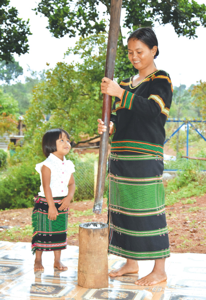 នារី ម៉្នុង បុកអង្ករនិងស្លឹករញ៉ៅក្នុងត្បាល់ឈើអោយទៅជាម្សៅធ្វើគ្រឿងផ្សំចម្អិនមុខអាហារ "បៀបសៀតបៀបន្យុម" am-thuc-3.jpg