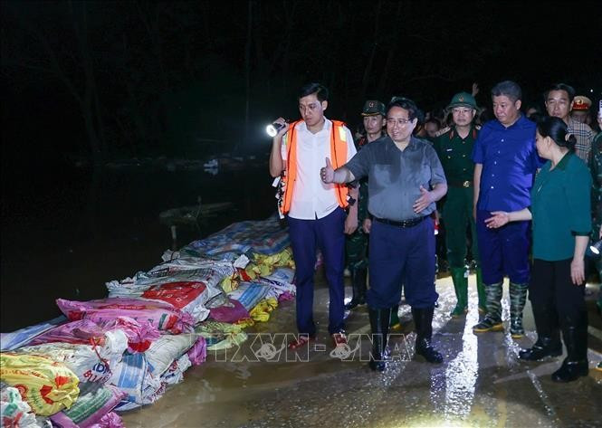 នាយករដ្ឋមន្ត្រី ផាម មិញជិញ បញ្ជាណែនាំការងារទប់ទល់ទឹកជំនន់ ការសង្គ្រោះដោយសារឧប្បត្តិហេតុ និងធានាសុវត្ថិភាពខ្សែទំនប់ទឹក ហ៊ឺវកូវ thu-tuong-kiem-tra-ung-pho-bao-tren-song-cau-3.jpg