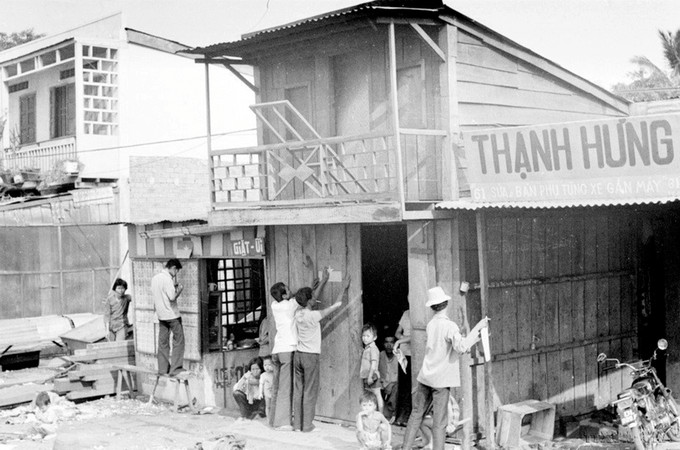 ប្រជាជនទីរួមខេត្ត បួនម៉ាធួត បកនិងលុបចោលពាក្យស្លោករបស់ខ្មាំង បិទសេចក្តីប្រកាសផ្សព្វផ្សាយបណ្តាគោលនយោបាយរបស់អាជ្ញាធរបដិវត្តន៍ (ដាក់ឡាក់ ខែ មីនា ឆ្នាំ ១៩៧៥) tet-dau-tien-7.jpg