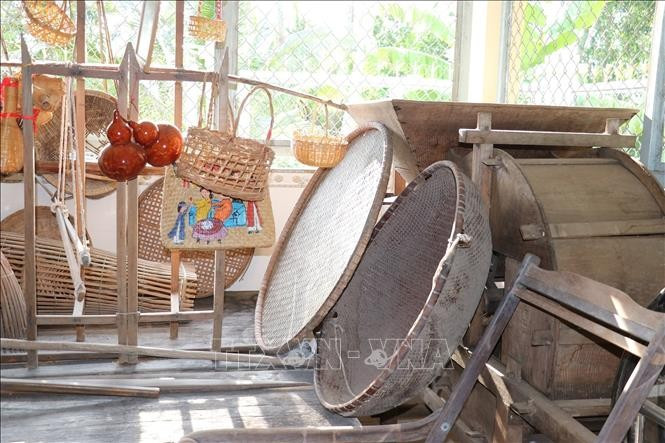 បរិវេណដាក់បង្ហាញឧបករណ៍កសិកម្មដែលលោក ហៀវ ប្រមូលបាន mo-hinh-sx-nong-nghiep-2.jpg