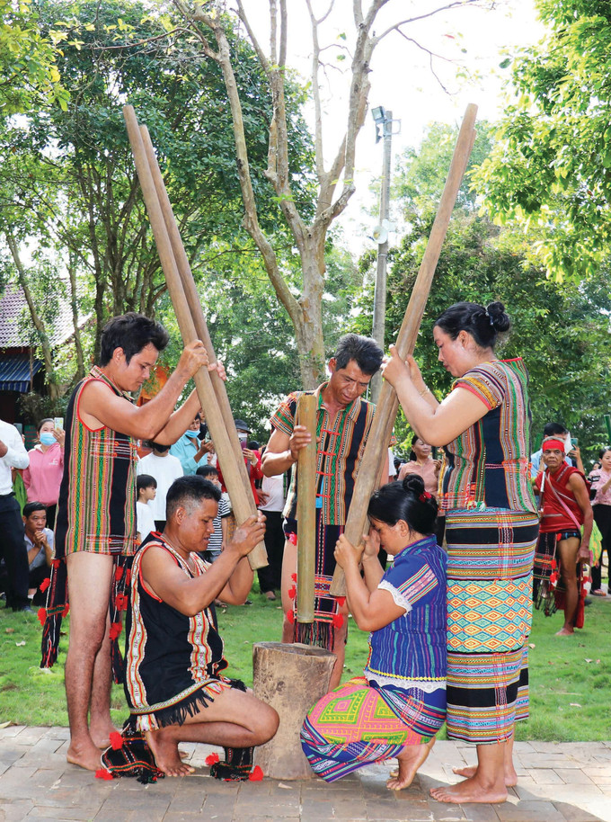 ក្នុងអំឡុងថ្ងៃនៃខែ មេសា ជាប្រវត្តិសាស្ត្រនេះ តំបន់អភិរក្សវប្បធម៌ជនជាតិ ស្ទៀង នៅភូមិ បំ ប ឃុំ ប៊ិញមិញ ស្រុក ប៊ូដាំង ខេត្ត ប៊ិញភឿក តែងតែមានភាពអ៊ូអរដោយមានសកម្មភាពឆ្លងកាត់ការពិសោធដូចជាត្បាញបន្ទោះ បុកស្រូវជាដើម tieng-chay-3.jpg