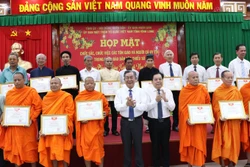 ការប្រគេន និងជូនប័ណ្ណសរសើរទៅគណៈប្រតិភូដែលមានសមិទ្ធផលគំរូឆ្នើមក្នុងចលនា ការប្រឡង​ប្រណាំងឆ្នាំ ២០២៥។