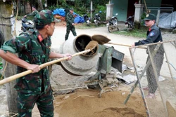 កងកម្លាំងនៃគណៈបញ្ជាការទប់ទល់ការពារតំបន់ទី ១ - សឺនទិញ (បញ្ជាការដ្ឋានយោធាខេត្ត ក្វាងង៉ាយ) ជួយសាងសង់ផ្ទះលំនៅជូនប្រជាជននៅ តីត្រា។