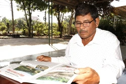 ឆ្លៀតពេលទំនេរ លោក ថាច់ប៊ិញ ស្វែងយល់និងអានព័ត៌មានតាមសៀវភៅ និងកាសែត។