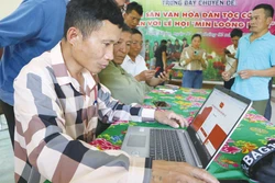 លេខាសាខាបក្ខភាគ លី វ៉ាន់ចែម ណែនាំបក្ខជនដំឡើងសៀវភៅកំណត់បក្ខជនអេឡិចត្រូនិចនៅនិគមតាងង៉ា ឃុំមឿងម៉ូ ខេត្តឡាយចូវ។