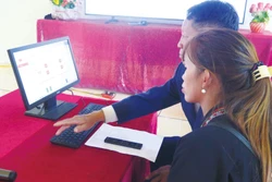 កម្មាភិបាលឃុំណែនាំប្រជាជនភូមិសឺនហា ឃុំបាតសាត ខេត្តឡាវកាយដាក់ជូនឯកសារ​លើប្រព័ន្ធអនឡាញតាមរយៈវិបផតថលសេវាសាធារណៈ។