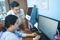 ក្រុមបច្ចេកវិទ្យាឌីជីថលសហគមន៍និគមហ្វេ សង្កាត់អ៊ាកាវ ខេត្តដាក់ឡាក់ចុះទៅដល់ផ្ទះប្រជាជនណែនាំប្រើប្រាស់សេវាសាកម្មសាធារណៈ។